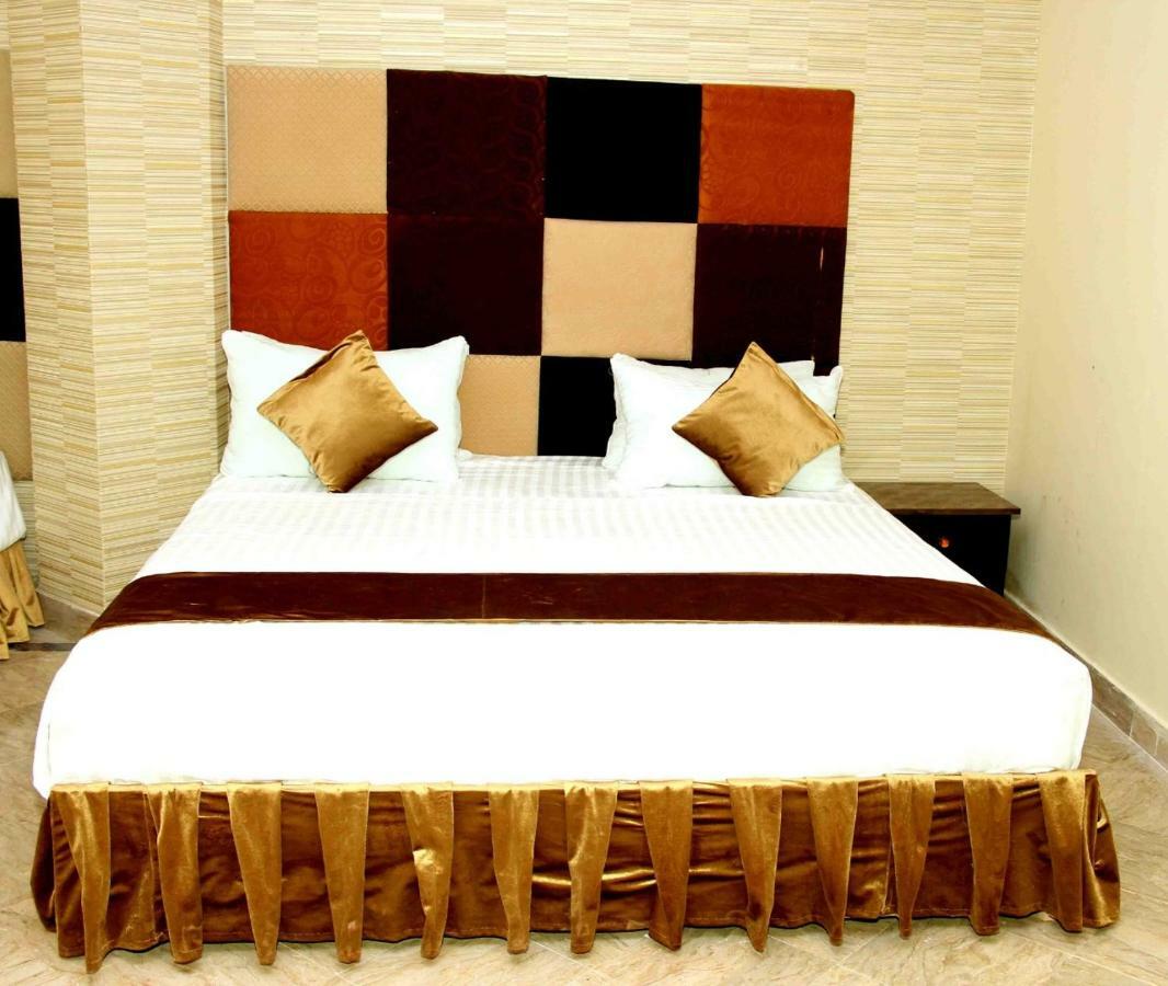Premier Inn Gulberg Lahor Kültér fotó