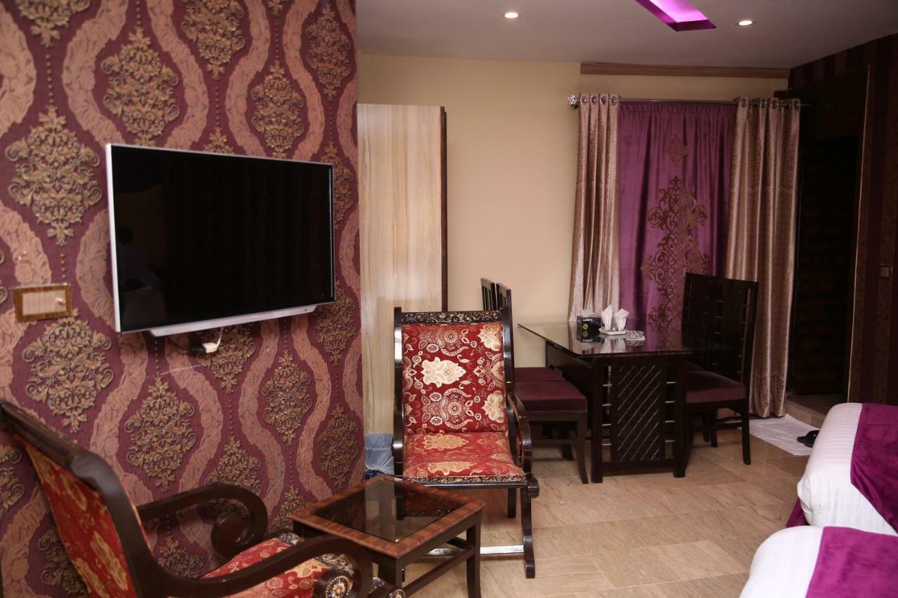 Premier Inn Gulberg Lahor Kültér fotó