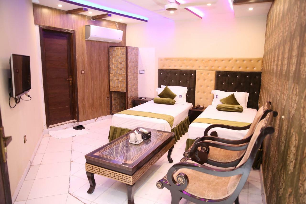 Premier Inn Gulberg Lahor Kültér fotó