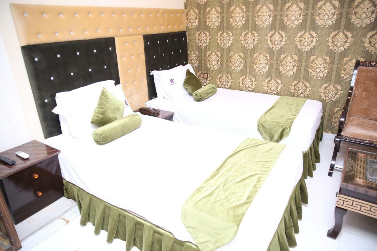 Premier Inn Gulberg Lahor Kültér fotó