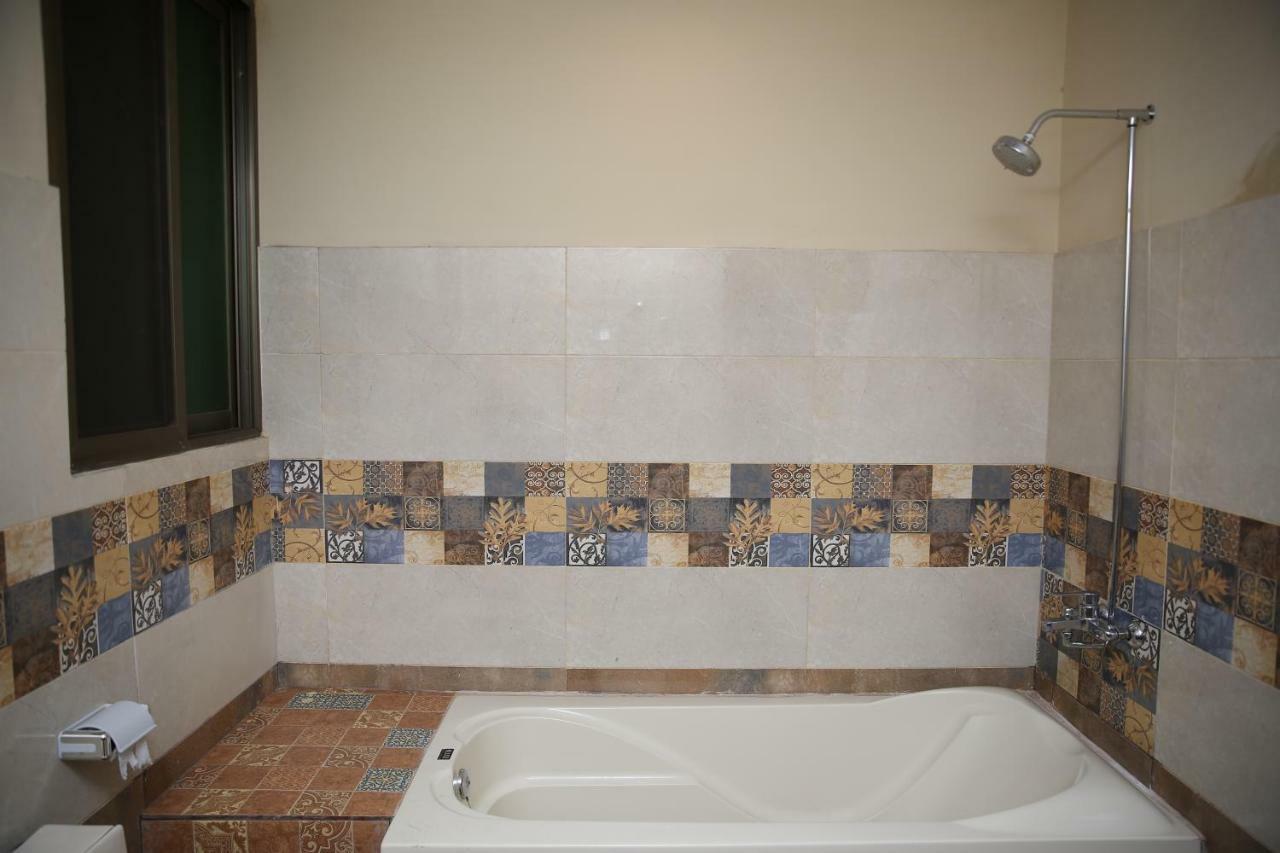 Premier Inn Gulberg Lahor Kültér fotó