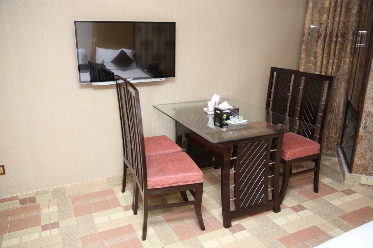 Premier Inn Gulberg Lahor Kültér fotó