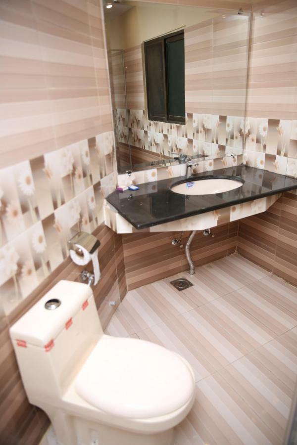 Premier Inn Gulberg Lahor Kültér fotó
