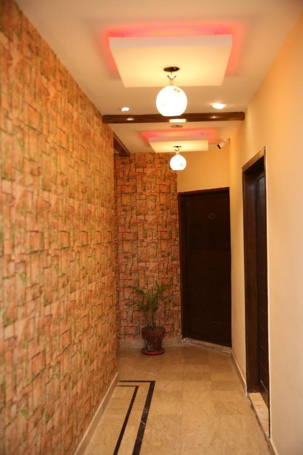 Premier Inn Gulberg Lahor Kültér fotó