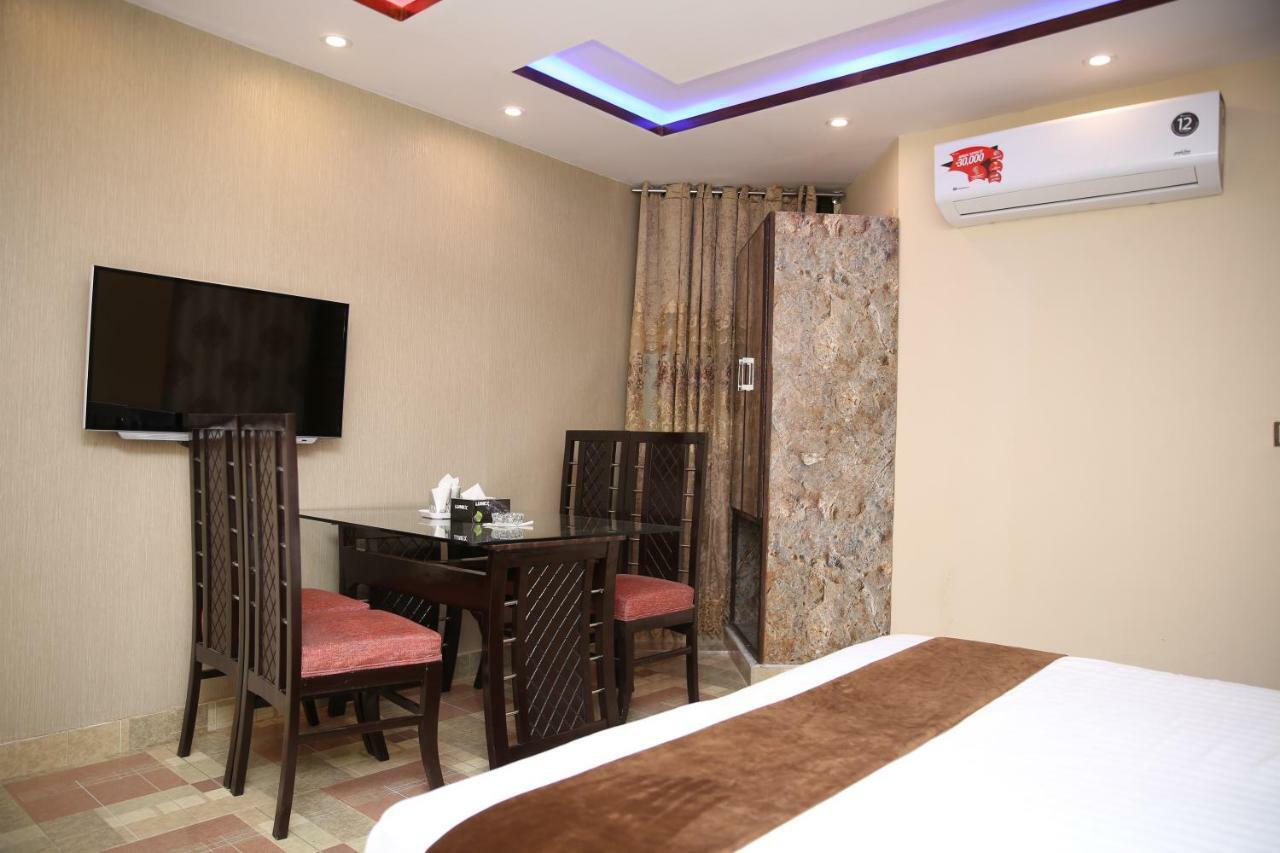 Premier Inn Gulberg Lahor Kültér fotó