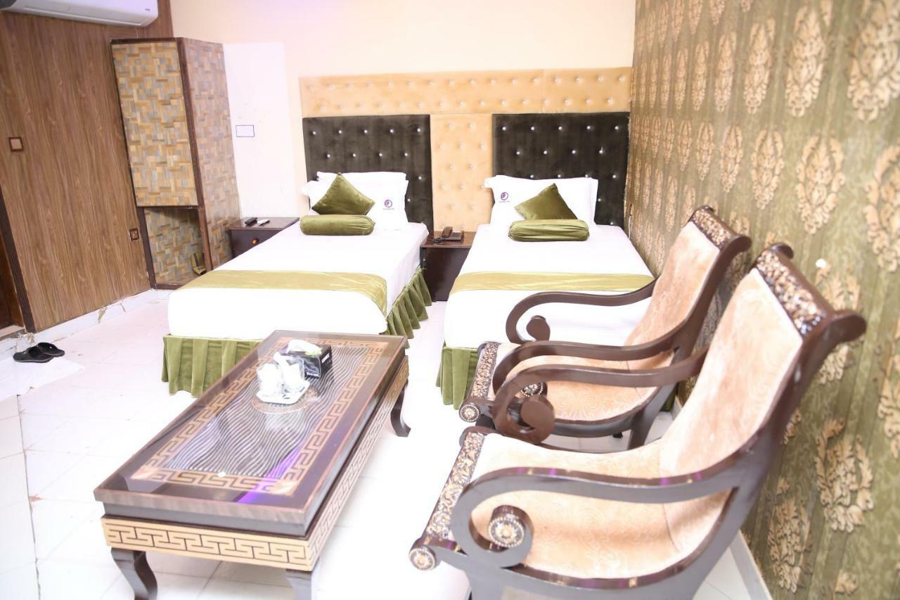 Premier Inn Gulberg Lahor Kültér fotó