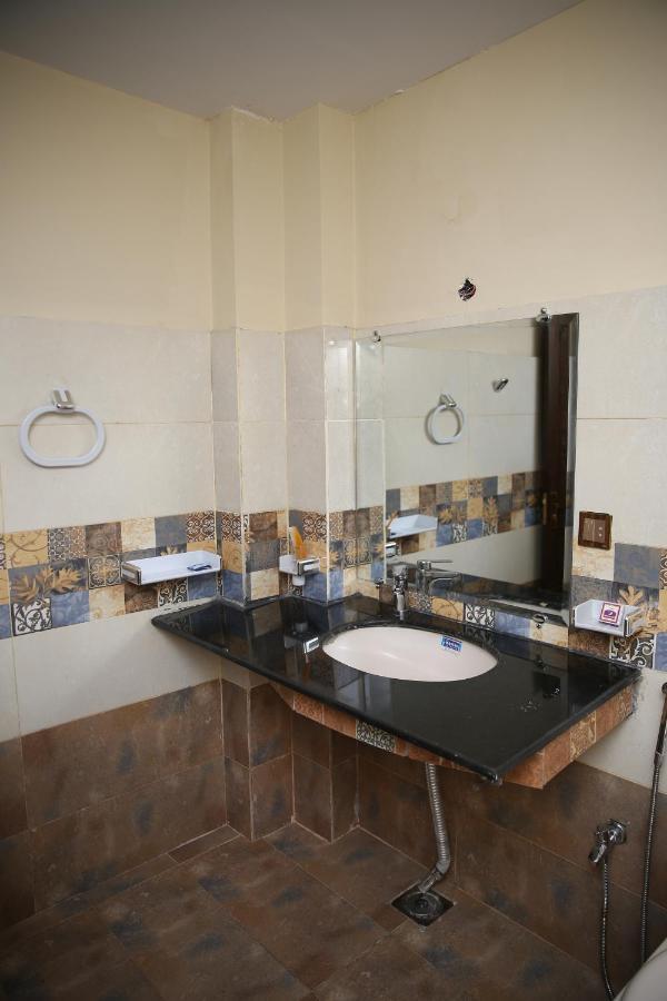 Premier Inn Gulberg Lahor Kültér fotó