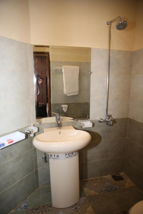 Premier Inn Gulberg Lahor Kültér fotó